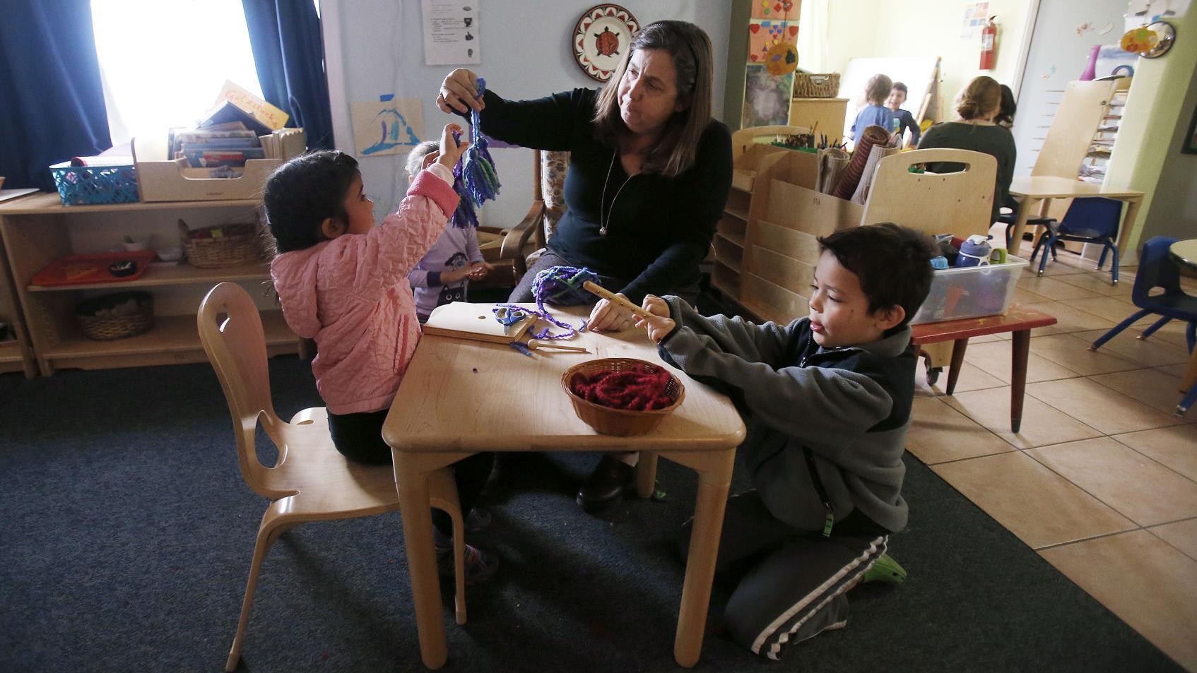 Familias de ճܳó pueden recibir ayuda para pagar por el cuidado de sus hijos